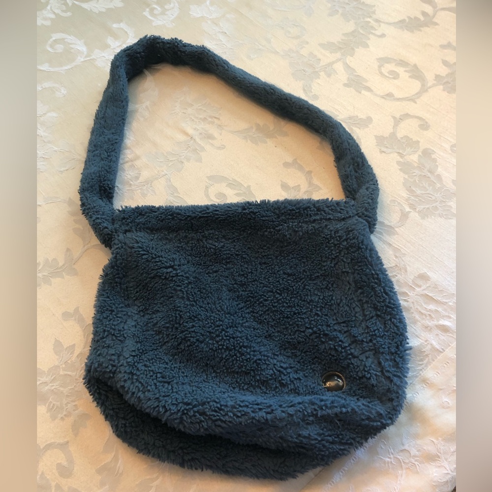 UNIF Faye blue faux fur teddy shoulder/crossbody bag - Picture 10 of 11